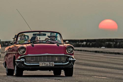 Un taxi turístico recorre las calles de la capital cubana.