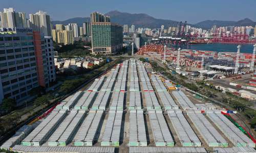 Una vista aérea muestra el campo de aislamiento de Tsing Yi, en Hong Kong, construido por el gobierno para ofrecer más de 40 mil camas a pacientes con covid, mismas que actualmente están desocupadas.