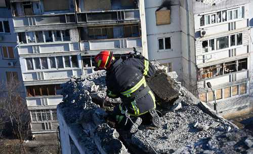 Trabajos de remodelación de un edificio de viviendas parcialmente destruido por los bombardeos en la provincia de Járkov.