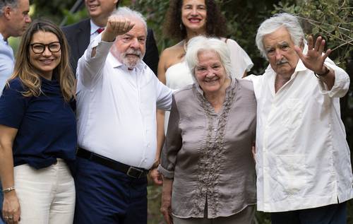 El presidente brasileño, Luiz Inácio Lula da Silva, consideró “urgente” que el Mercosur cierre un acuerdo con la Unión Europea antes de negociar con China, durante una gira por Uruguay, país que avanza en sus tratos comerciales con Pekín. El gobernante visitó la casa del ex mandatario uruguayo José Pepe Mujica, ubicada en las afueras de Montevideo; ambos estuvieron acompañados por sus esposas, Rosangela da Silva (extremo izquierdo) y Lucía Topolansky.