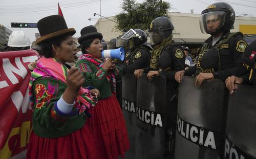 Indígenas exigen la dimisión de la presidenta peruana, Dina Boluarte, ayer en Lima.