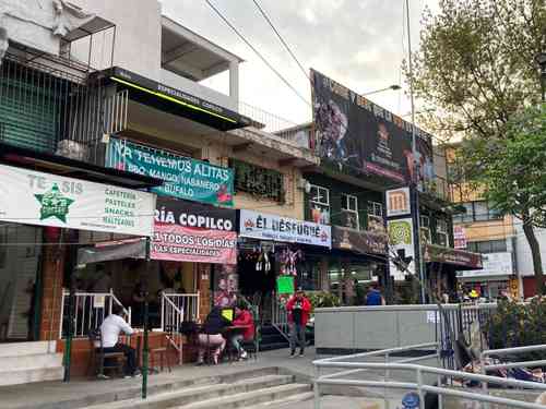 A la salida del Metro abrieron sin permiso varios negocios que atraen a jóvenes con sus promociones.