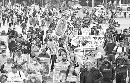 Familiares y simpatizantes marcharon ayer por los 100 meses de la desaparición de los normalistas.