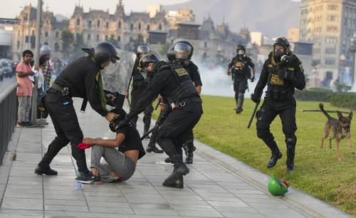 Las manifestaciones que comenzaron a principios de diciembre llegaron a Lima hace una semana y no han cesado. En la imagen, la acción policial contra uno de los inconformes ayer en la capital.