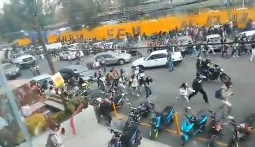 Decenas de estudiantes del CCH Naucalpan echaron a correr al escuchar las explosiones de petardos que fueron lanzados al interior por presuntos porros del Cecyt número 2.