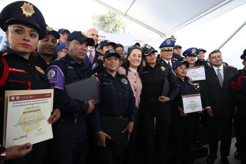 La jefa de Gobierno, Claudia Sheinbaum, encabezó la ceremonia de entrega de reconocimientos a policías de la Ciudad de México. La acompañaron, entre otros funcionarios, la fiscal Ernestina Godoy y el secretario de Seguridad, Omar García Harfuch.