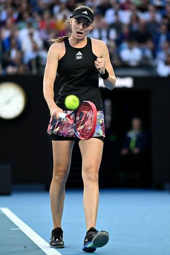  Elena Rybakina dejó en el camino a la veterana Victoria Azarenka. Foto Ap