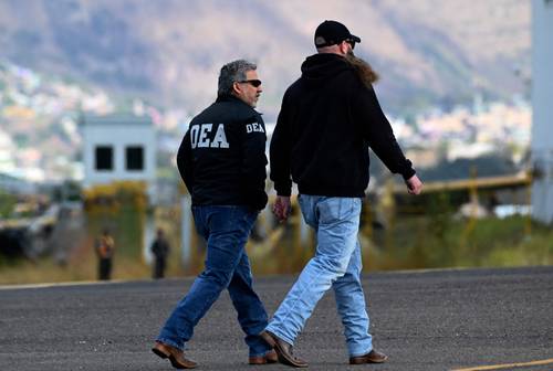 Agentes de la DEA se preparan en la base de la Fuerza Aérea en Tegucigalpa para la entrega ayer del narcotraficante hondureño Michael Derringer Powery, quien fue extraditado a Estados Unidos.