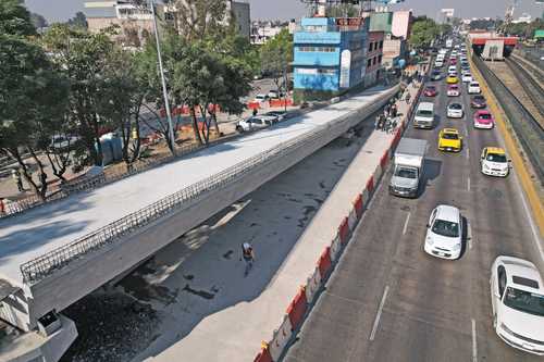 En el lado sur de la avenida ya fue colocado el puente, el cual lleva un avance de 64 por ciento.