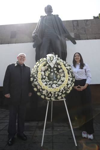 El embajador de Cuba, Marcos Rodríguez Costa, y la secretaria de Cultura de la CDMX, Claudia Curiel, flanquean la estatua del poeta y héroe cubano.