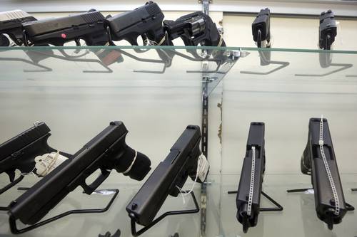 El gobierno mexicano acusa a los armeros de práctica negligente por proveer artículos que llegarán al crimen organizado. La imagen, en un local de Miami.