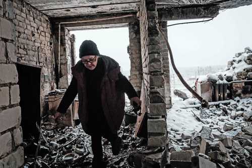 Lyubov Surzhan, de 66 años, ex directora adjunta de la estación de trenes de Lyman, visita su apartamento destruido, luego de abandonar el sótano donde vive con otras dos mujeres, en la ciudad de Lyman, región de Donietsk, en Ucrania.