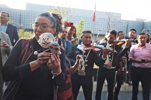 En la pasarela morenista en San Lázaro, además de un mariachi, aparecieron los peluches del Presidente y el canciller Marcelo Ebrard.