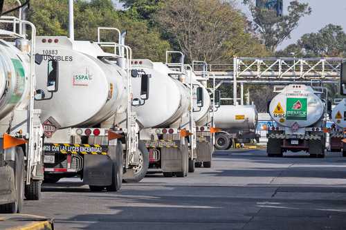 Petróleos Mexicanos obtuvo ingresos por 605 mil 608 millones de pesos por la venta de gasolinas. El volumen de ventas durante 2022 ascendió a 670.5 mil barriles diarios, 16.6 por ciento más que en 2021. En la gráfica, pipas salen del Centro de Logística Centro Añil.