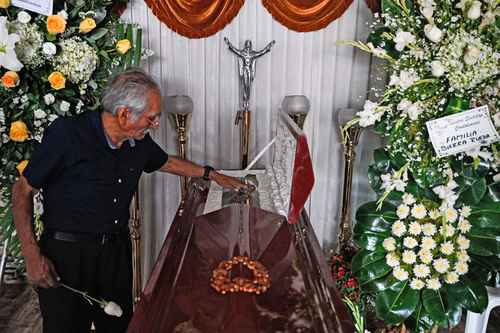 El cuerpo de Víctor Santiesteban fue velado ayer en su domicilio en Lima. El hombre, de 55 años, murió de un impacto en la cabeza que le fracturó el cráneo cuando participaba en una protesta para exigir la renuncia de la presidenta Dina Boluarte. Al lado del féretro aparece su padre.