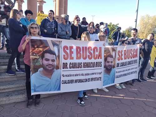 Desde su desaparición, el pasado 17 enero, familiares y amigos del médico Carlos Ignacio Ríos se han manifestado en las calles del municipio de Cajeme, Sonora, para exigir a las autoridades información sobre su paradero.