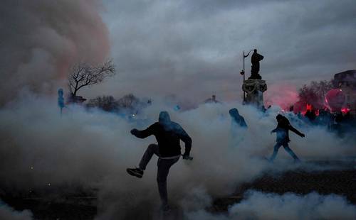 La policía usó gases lacrimógenos en la Place Vauban, en París, durante las protestas de ayer.