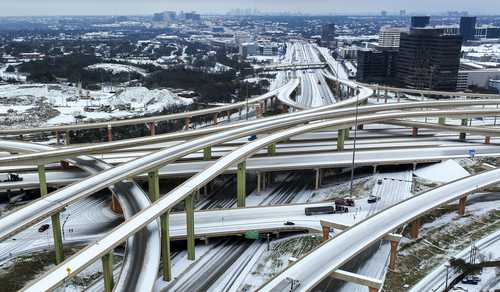 En medio del clima invernal y las heladas que abarcan una amplia zona de Estados Unidos, ayer Texas enfrentó una serie de apagones. El gobernador Greg Abbott los atribuyó a factores como hielo en el tendido eléctrico o árboles caídos, y no a fallas en el funcionamiento de la red del estado. De acuerdo con el sitio poweroutage.us, anoche 33 mil clientes permanecían sin energía eléctrica.