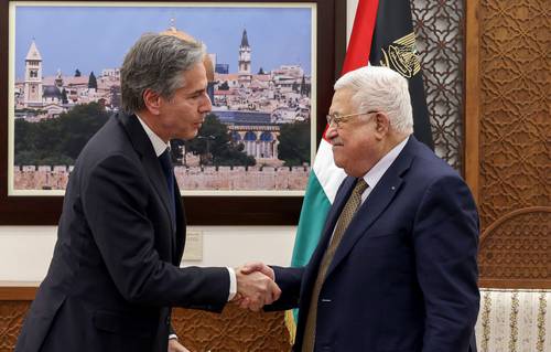 Antony Blinken, secretario estadunidense de Estado, se reunió ayer en Ramalá con el presidente de la Autoridad Nacional Palestina, Mahmoud Abbas (a la derecha).