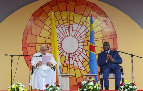 El papa Francisco condenó el “colonialismo económico” de los países ricos que ha “ensan-grentado” los diamantes de la República Demo-crática del Congo. Y en su primera alocución en ese país, donde estará cuatro días antes de trasladarse a Sudán del Sur, también defendió que 
