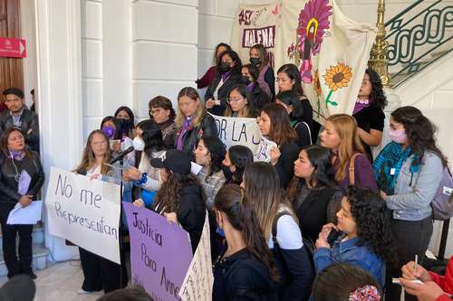 Durante la presentación en el Congreso local de la iniciativa que propone el reconocimiento de los ataques con ácido como intentos de feminicidio, mujeres acompañadas por Alessandra Rojo de la Vega repudiaron el proyecto.