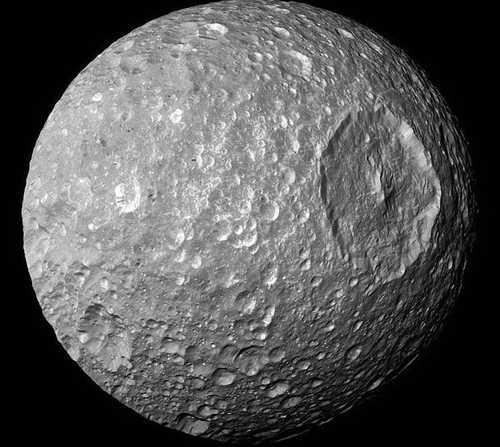 Simulaciones de la cuenca de impacto Herschel en Mimas, la luna más pequeña e interior de Saturno, aportan más evidencias de que se trata de un mundo con un océano líquido en su interior. Tanto la llamativa estructura de la cuenca, que asemeja esta luna a la “estrella de la muerte” de Star Wars, como la ausencia de tectónica son compatibles con una capa de hielo cada vez más fina y un océano geológicamente joven.