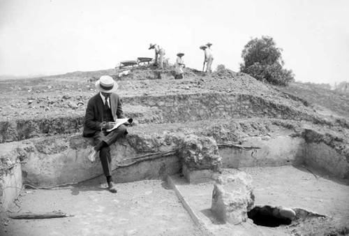  Trabajos de excavación en la zona arqueológica de Teotihuacan, ca. 1910, inv. 358803, Sinafo, Secretaría de Cultura-INAH. Foto autor anónimo