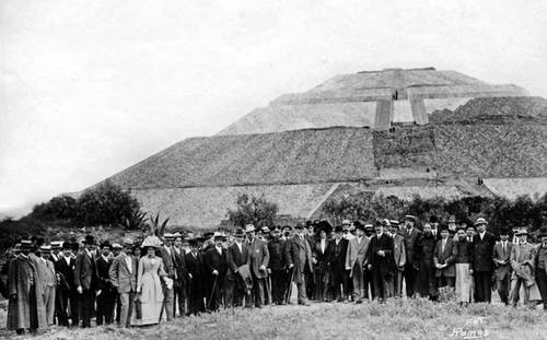  Justo Sierra, Leopoldo Batres, Eduardo Seler, Franz Boas y otras personalidades en la visita a Teotihuacan con los asistentes al Congreso de Americanistas, 10 de septiembre de 1910, inv. 430657, Sinafo, Secretaría de Cultura-INAH. Foto autor anónimo