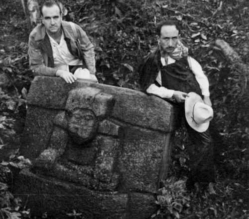  Roberto Gallegos y Román Piña Chan junto al altar 6 en La Venta, Tabasco, 1959, inv. 608320, Sinafo, Secretaría de Cultura-INAH. Foto autor anónimo