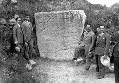  Lázaro Cárdenas con arquélogos, ca. 1940, inv. 350671, Sinafo, Secretaría de Cultura-INAH. Foto autor anónimo