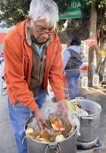 Los capitalinos comenzaron ayer el tradicional consumo de tamales del Día de la Candelaria. La imagen, en la alcaldía Xochimilco.