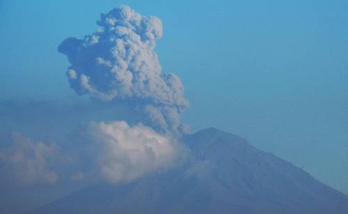 El volcán Popocatépetl, localizado a 55 kilómetros de la Ciudad de México, ha presentado numerosas exhalaciones de baja intensidad los días recientes.