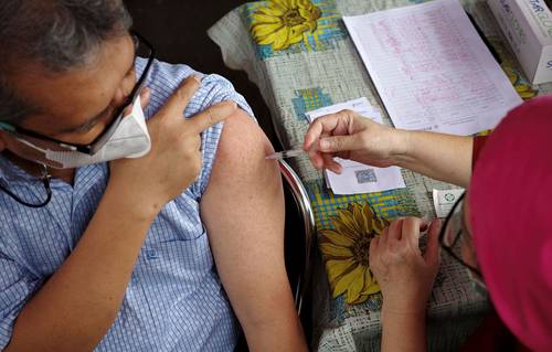 Un hombre recibe una dosis de la vacuna Pfizer contra el SARS-CoV-2 en un centro de salud en Yakarta.
