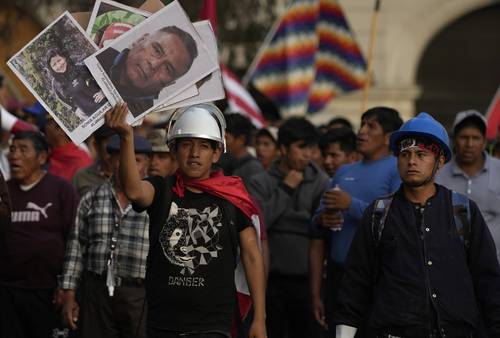  Manifestantes peruanos llevaron ayer fotos de las víctimas de la represión en las marchas antigobierno. Foto Ap