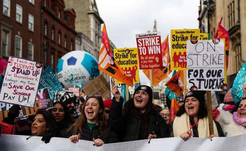 Unas 20 mil escuelas de Inglaterra y Gales se vieron afectadas por el paro de maestros de primaria y secundaria que ayer se sumaron a las protestas en Londres para exigir mejora salarial.
