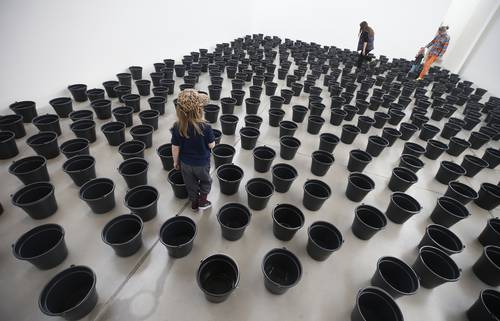 La nube, instalación de Miroslaw Balka compuesta con cubetas que contienen un litro de agua, “tiene que ver con estos espejos negros que existen en nuestra cotidianidad digital supermediada por la tecnología”, según Pablo Arredondo, de la galería Nordenhake.