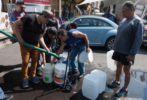 Por desabasto del líquido, aumenta el número de personas que se ven obligadas a llenar botes y tambos en la Ciudad de México.