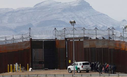 Agentes de la Border Patrol detuvieron el viernes a un grupo de indocumentados que cruzaron desde Ciudad Juárez hacia El Paso, Texas.