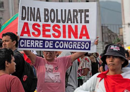  En Lima, campesinos, organizaciones civiles y bloques estudiantiles de las regiones del sur andino Cusco y Puno marcharon ayer con otros sectores sociales solidarios. Foto Afp