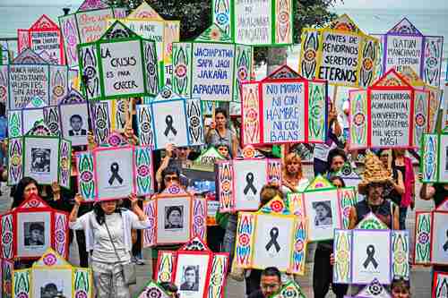  En la imagen, artistas desfilaron por calles de zonas residenciales de la capital peruana con retablos que honran a los manifestantes muertos. Foto Afp