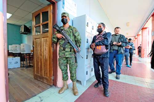 Fila para votar en un referendo sobre la extradición de presuntos delincuentes, ayer en Quito, en imagen cedida por el Consejo Nacional Electoral.