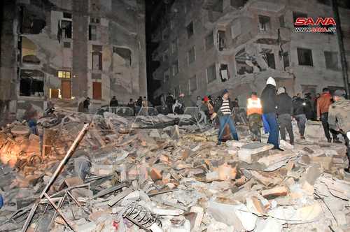 Rescatistas y voluntarios buscan sobrevivientes entre los escombros de edificios colapsados por el terremoto esta madrugada en Hama, Siria.