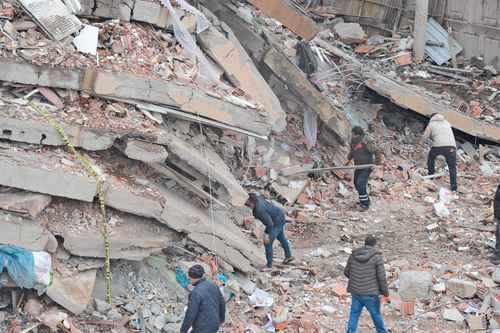  Vecinos buscan sobrevivientes entre los escombros en la ciudad turca de Diyarbakir.
