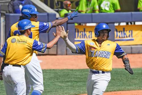 Fernando Acuña, de frente, celebra una carrera con sus compañeros del representativo de Colombia que se impuso 5-4 a Cuba.