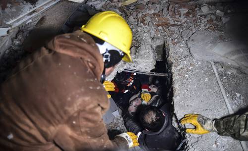  Trabajadores de emergencia rescatan a una mujer de los escombros en Elbistan, Kahramanmaras, en el sur de ese país. Foto Ap