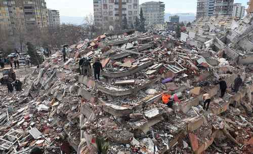 BÚSQUEDA INCESANTE EN TURQUÍA Y SIRIA. Civiles buscan sobrevivientes bajo los escombros de los edificios derrumbados en Kahramanmaras, cerca del epicentro del terremoto, un día después de que un sismo de magnitud 7.8 sacudiera el sureste del país. Los rescatistas en Turquía y Siria desafiaron el clima gélido, las réplicas y edificios que se derrumbaban.