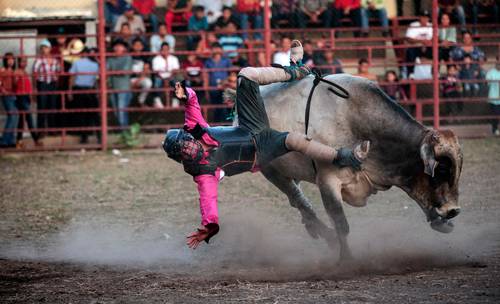 Eveling Pérez al momento de caer del toro en una de sus presentaciones durante las fiestas de la Virgen de la Candelaria el sábado pasado en Nicaragua.