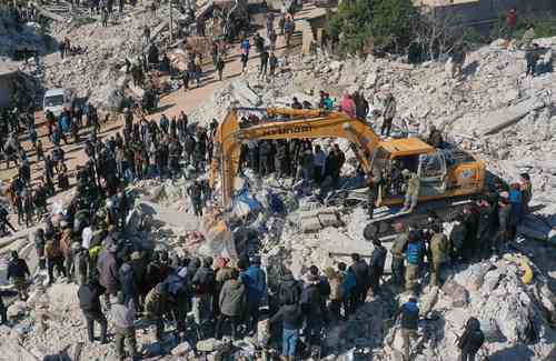  Rescate de sobrevivientes en un edificio colapsado en la ciudad siria de Harim. Foto Afp