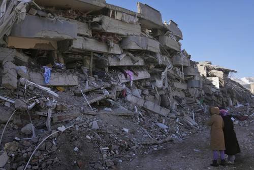  Residentes de la ciudad de Kahramanmaras, en Turquía, observan los escombros del edificio donde vivían. Foto Ap