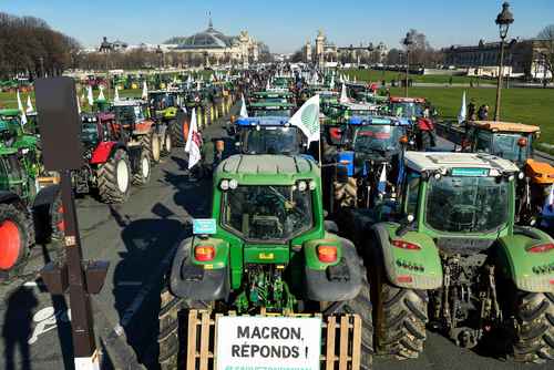 Cientos de campesinos franceses se trasladaron en tractores a París, para estacionarlos frente al monumento a los Inválidos, donde se encuentra la tumba de Napoleón. Los agricultores rechazan la prohibición establecida por la Unión Europea de usar pesticidas en la remolacha azucarera y otros cultivos; alegan que son necesarios para garantizar la soberanía alimentaria de Francia. La protesta fue organizada por la Federación Nacional de Sindicatos de Agricultores.